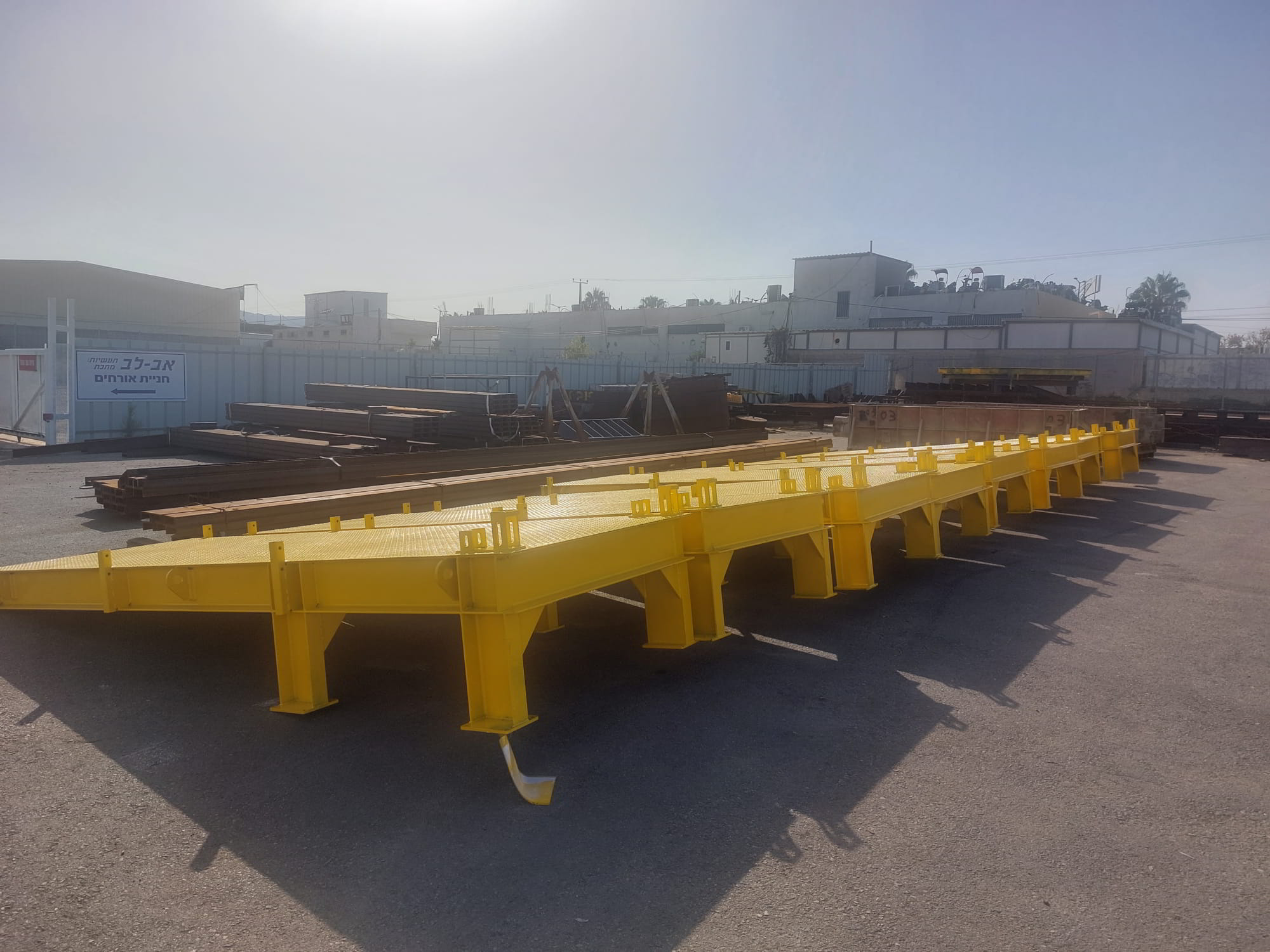 גשרון בין מעלית למבנה